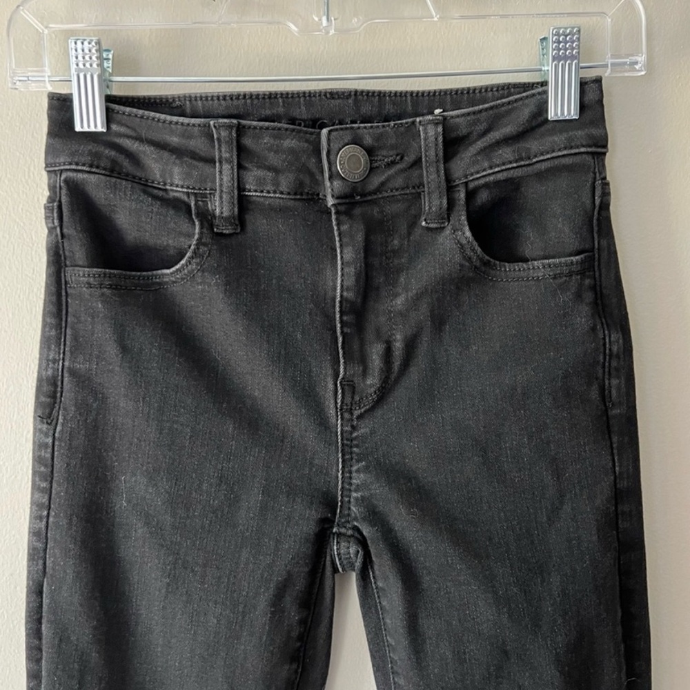 AMERICAN EAGLE Hi-Rise Jegging in Black Distressed
